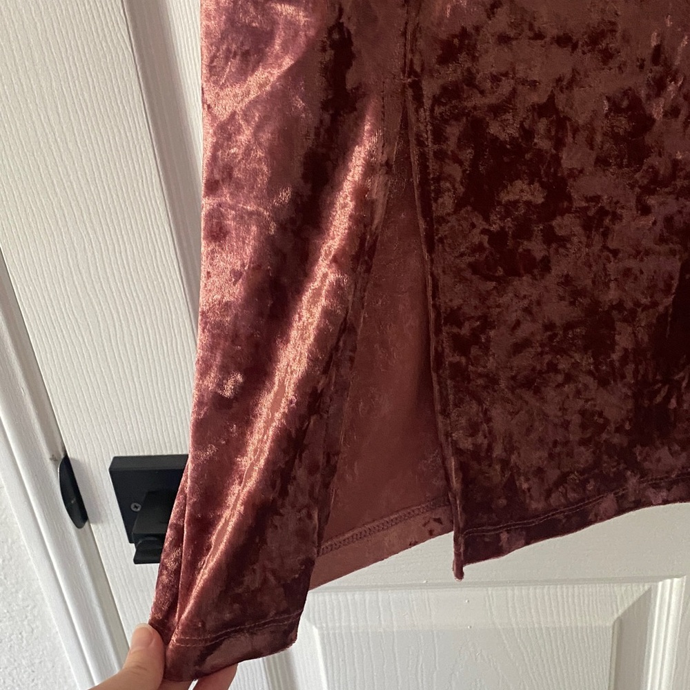 Chic Velvet Midi Dress in Rose by [Brand] - Picture 6 of 7